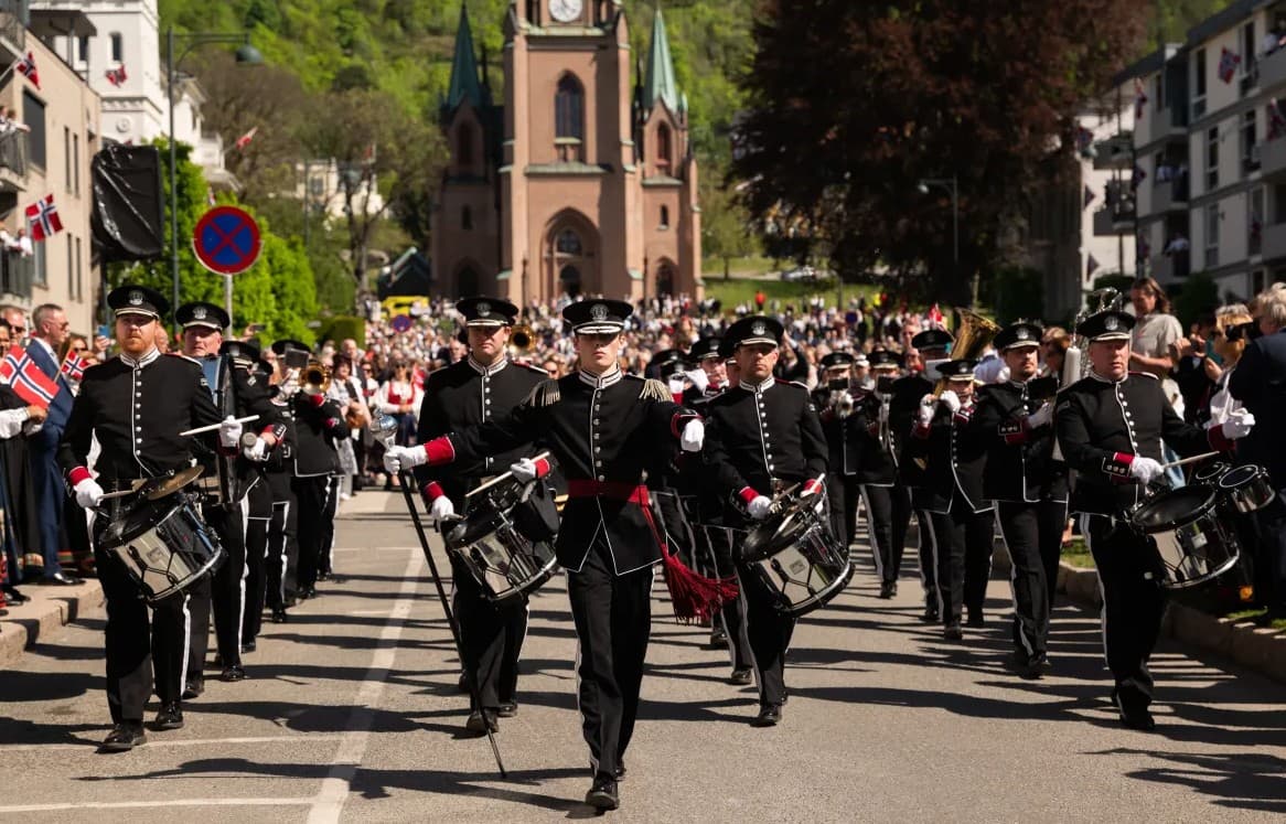 Une fanfare avec tambours défile dans une rue bordée de spectateurs ; photo fournie pour Dala Tapto à Falun.