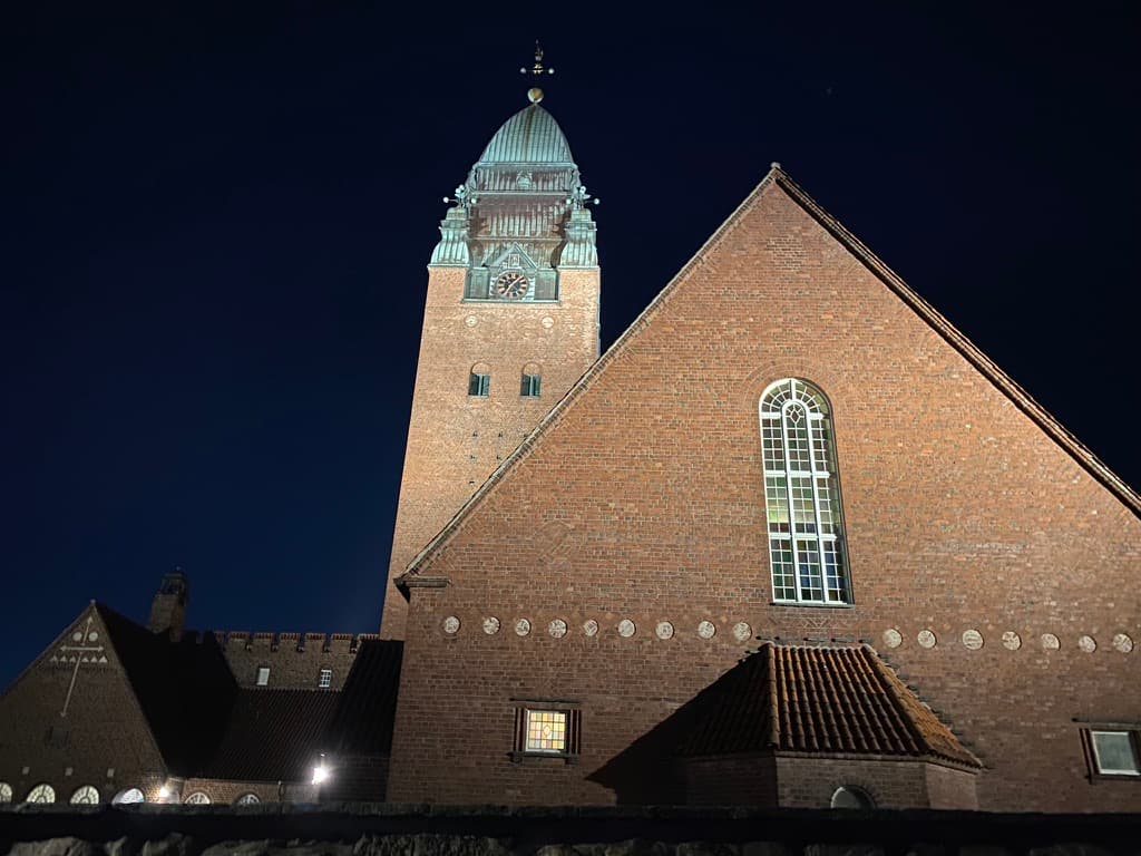 Kvällsbelyst stadsmiljö under en ljusvandring i Göteborg