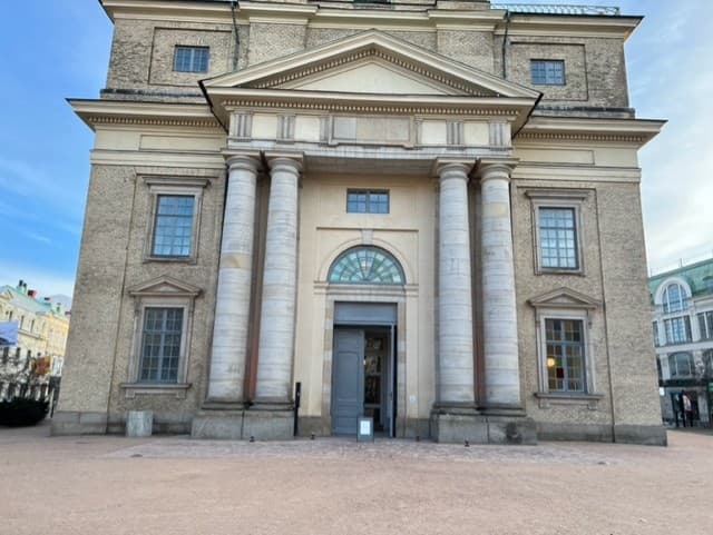 Detaljerade fasader som visar olika arkitektoniska formspråk