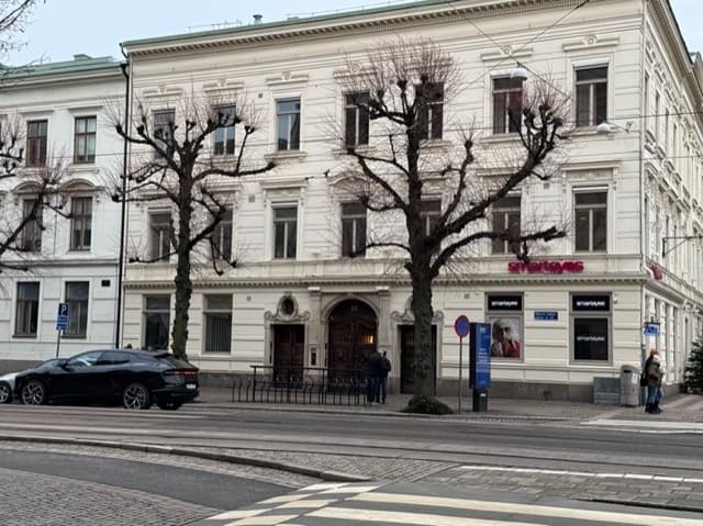Nyklassicistisk fasad med kolonner och symmetrisk utformning i Göteborg